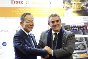 戦略的パートナーシップ契約で握手するIDECの舩木俊之会長兼社長（左）とワイドミュラーのホセ　カルロス　アルバレツ　トバルCMS