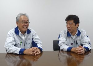 2_水内社長（左）と増田生産管理部部長