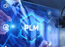 「PLM（製品ライフサイクル管理）を示すデジタル画面に触れるビジネスパーソンと産業用ロボットアームのイメージ」