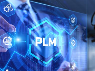 「PLM（製品ライフサイクル管理）を示すデジタル画面に触れるビジネスパーソンと産業用ロボットアームのイメージ」