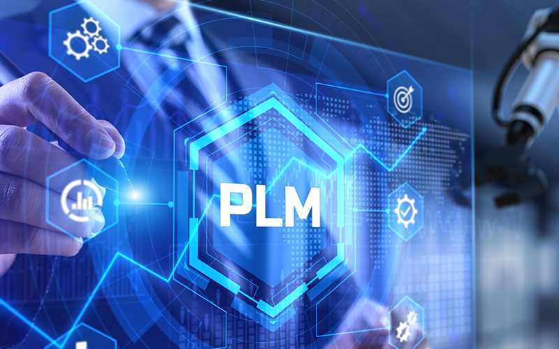 「PLM（製品ライフサイクル管理）を示すデジタル画面に触れるビジネスパーソンと産業用ロボットアームのイメージ」